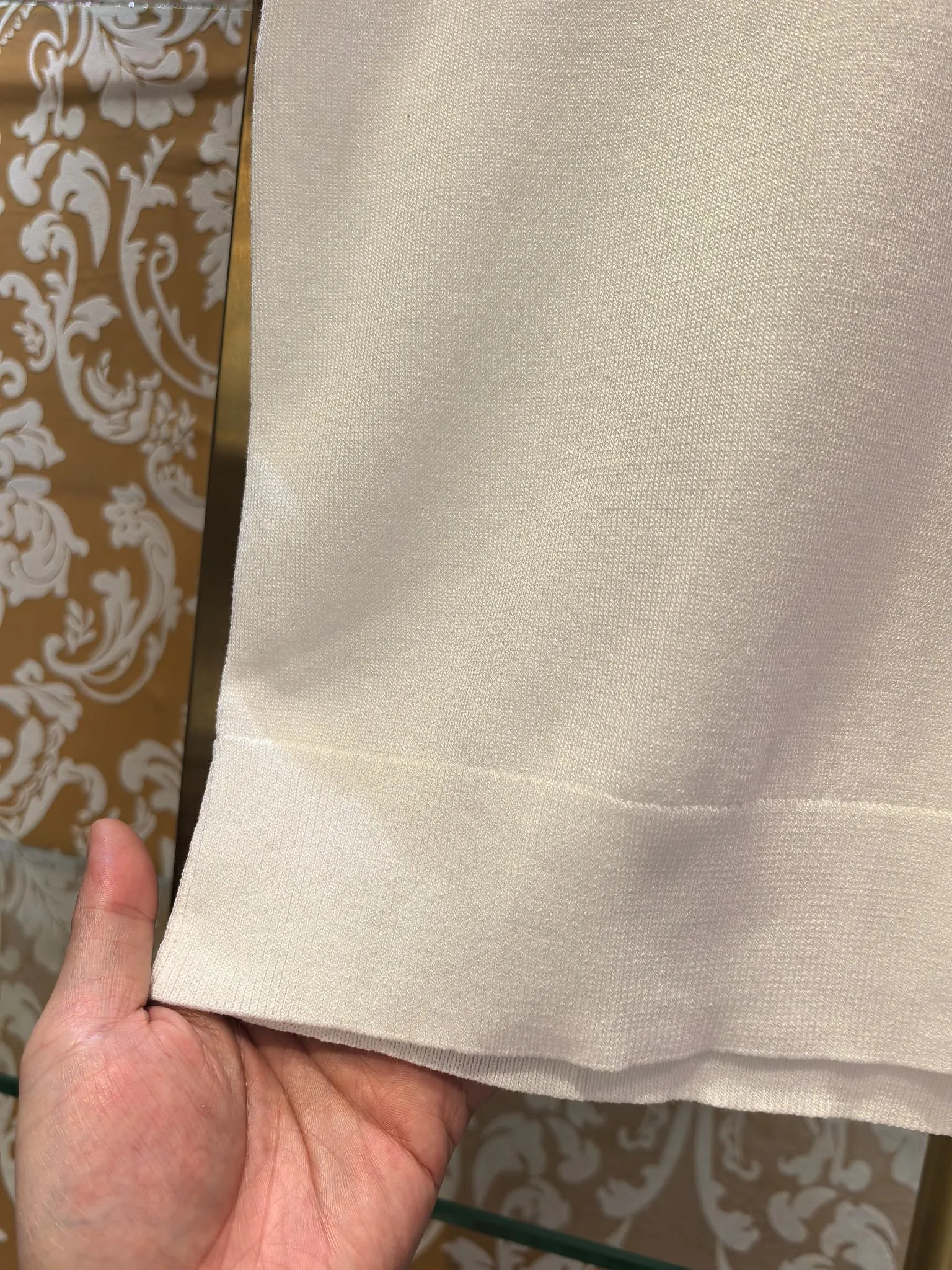 Counter synchronization Loro Piana 2026/ss New Arrival sweater Loro Piana chest embroidery The fabric is perfectly made with 14 needles of imported machines. The counter restores one-to-one upper body spirit Comfortable Breathable Slim fit Color White Sizes 46 48 50 52